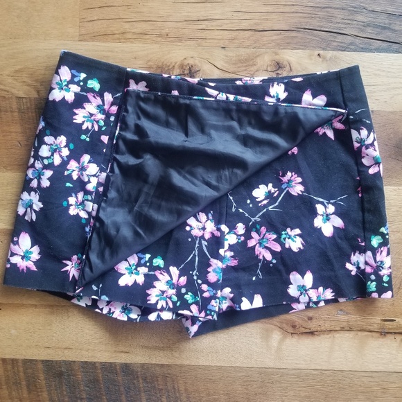 ⚡EXPRESS Black and Pink Floral Skort | Size 8 - Picture 2 of 4